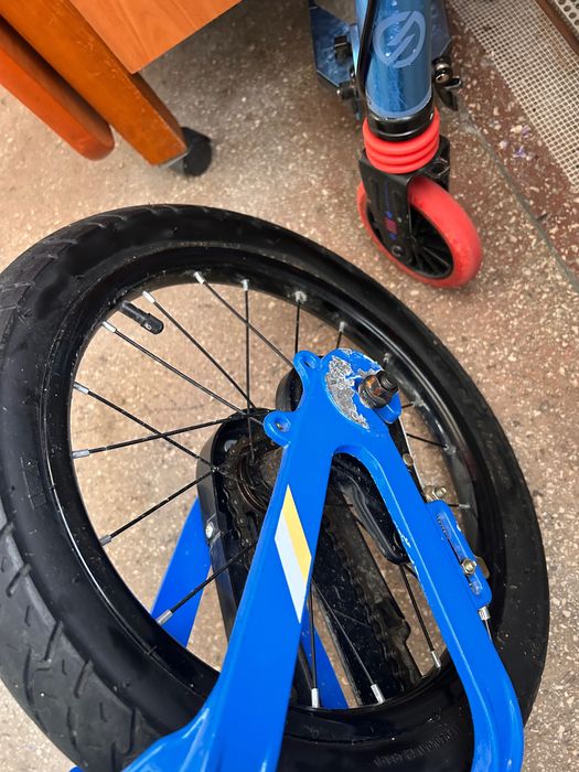 Bicicletă de copii cu roți ajutătoare!
