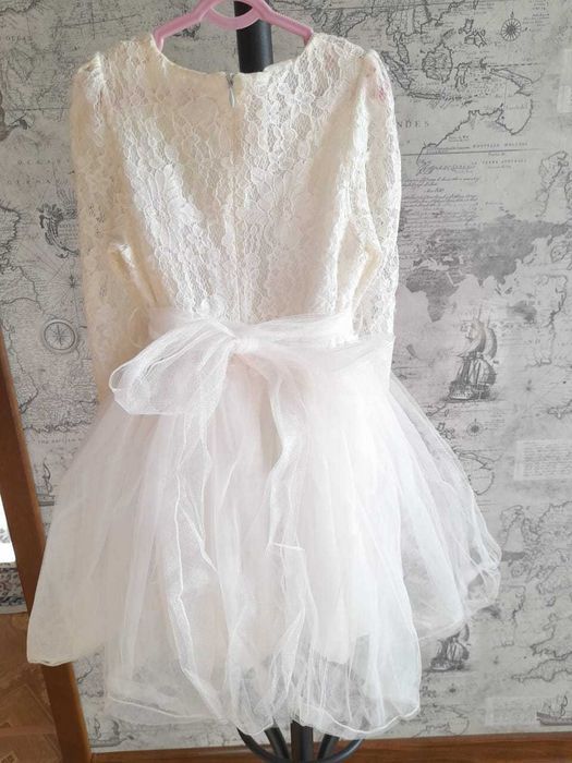 Продам белые, нарядные платья на девочку