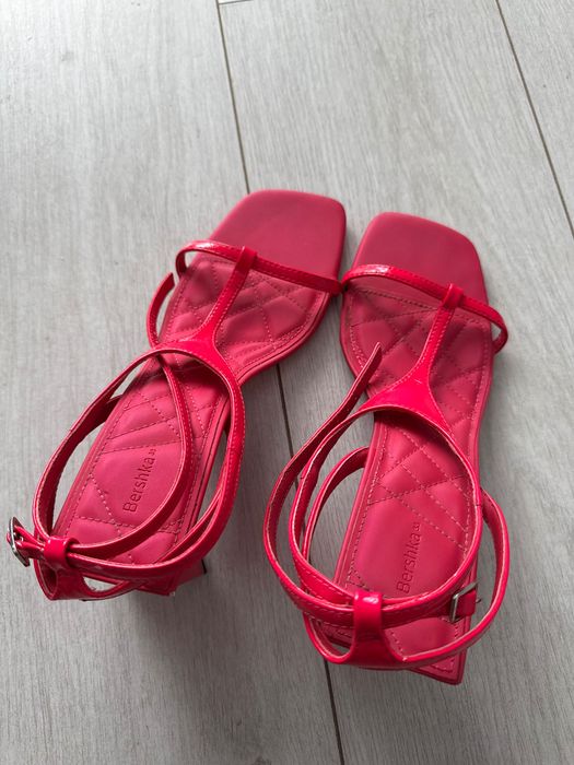 Sandale Bershka fucsia cu toc