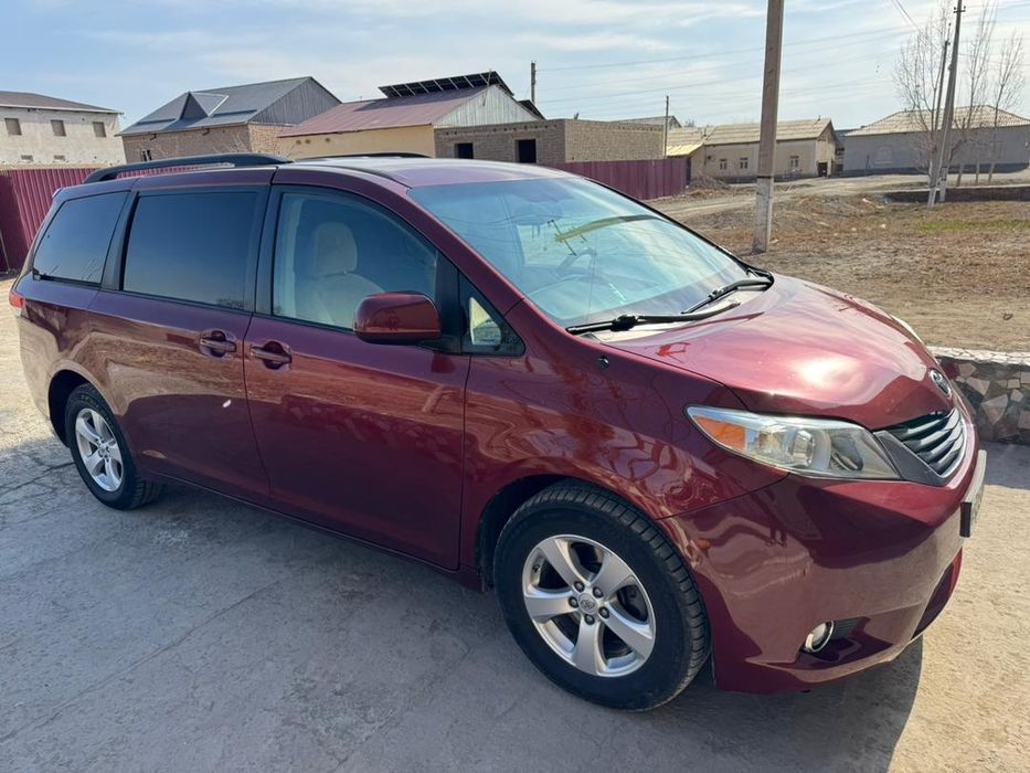 Toyota sienna sotiladi