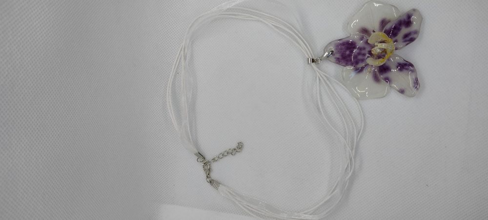 Колие с естествен цвят на орхидея.