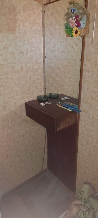 Диван и 2 кресла, зеркало и стенку