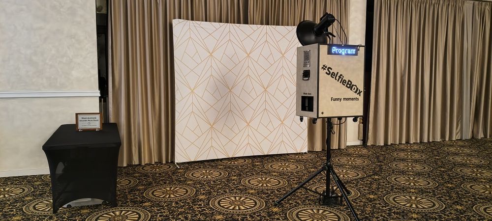 Cabinã foto/PhotoBooth/SelfieBox pentru evenimente