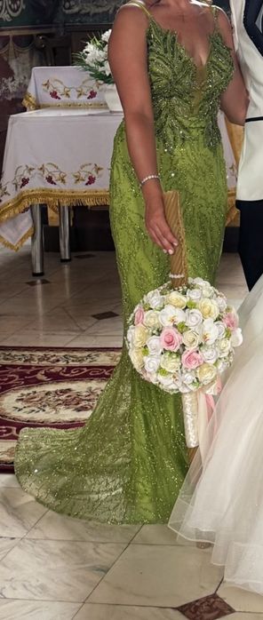 Vând rochie de nașă cu trena, fără nici un defect în stare perfecta.