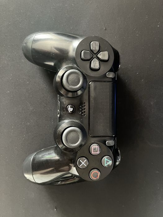 Продавам Playstation 4 Slim 500 gb с един джойстик и няколко игри