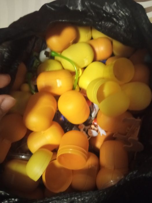 Киндэр идишлари ойинчоглари билан