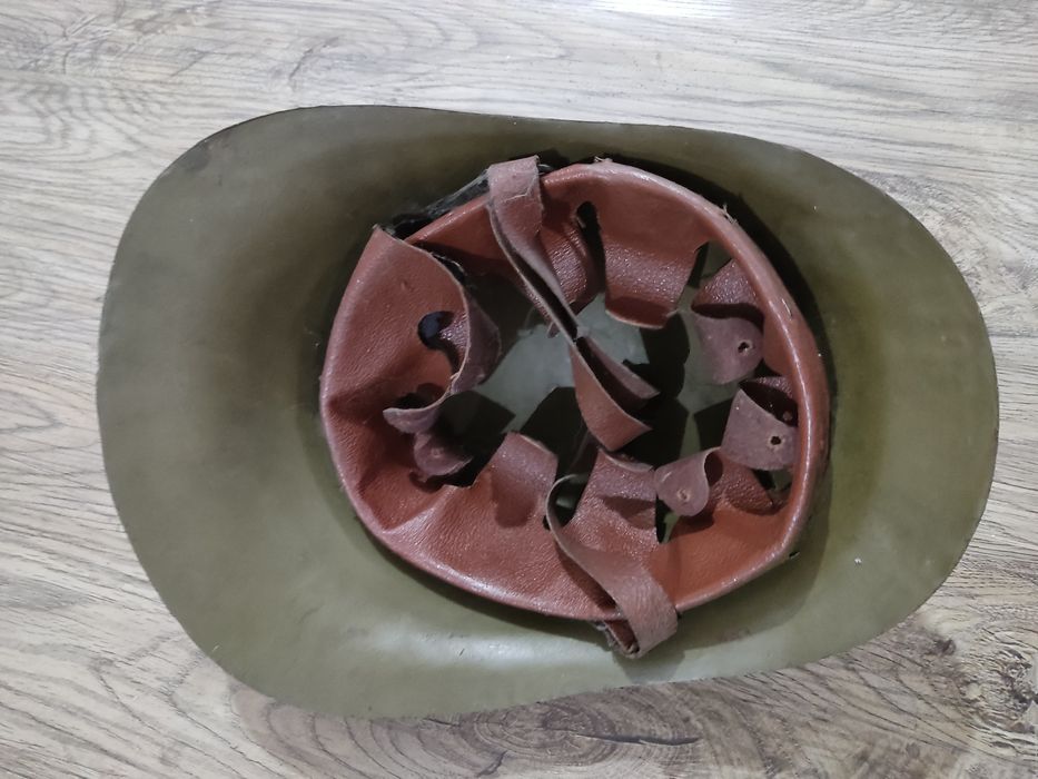 Каски пожарника и армейская.