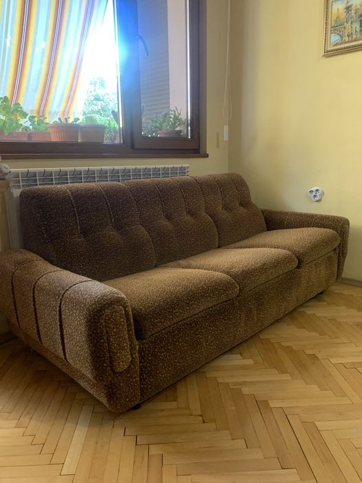 Запазен разтегателен диван с функция за сън – 50 €