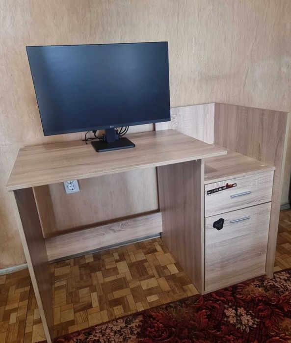 Геймърски монитор, бюро , геймърски стол