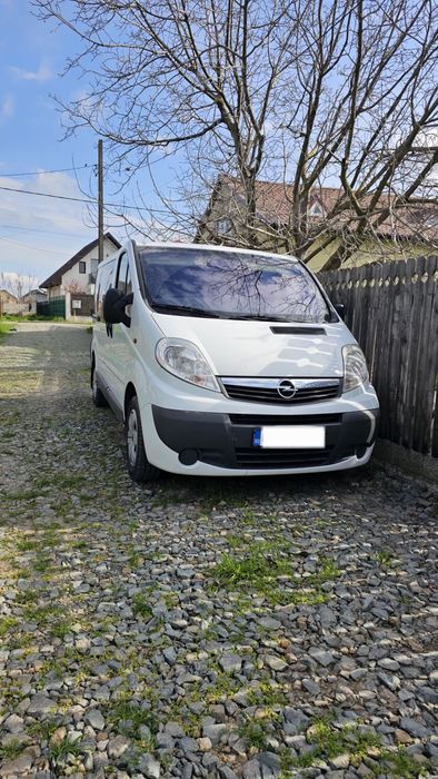 Vand opel vivaro 8+1 locuri