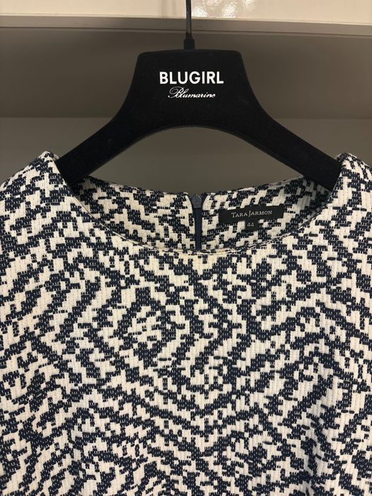 Дамска рокля - цвят слонова кост и тъмно синьо