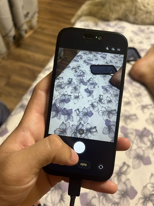 Vand iPhone 16 negru spart pe spate functional. Prin curier trimit doar cu avans!!