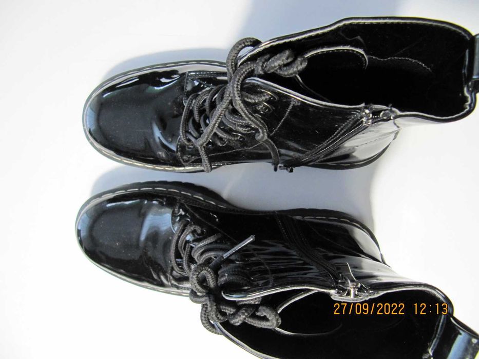 Дамски черни лачени обувки - номер 39