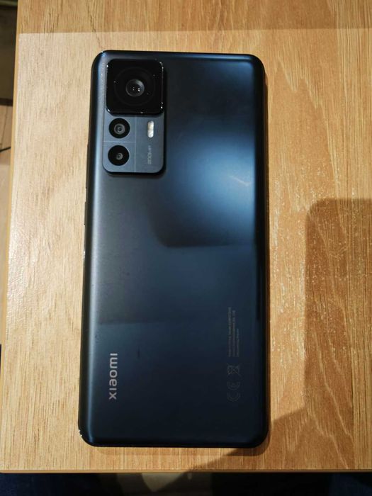 Продава много запазен телефон Xiaomi 12T Pro