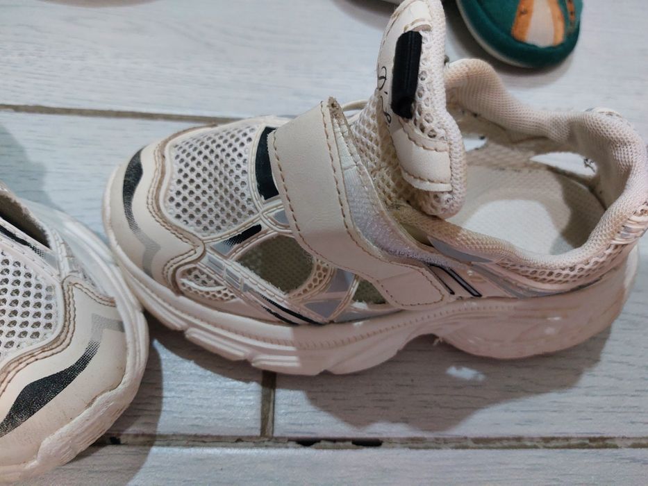 Продам детскую обувь