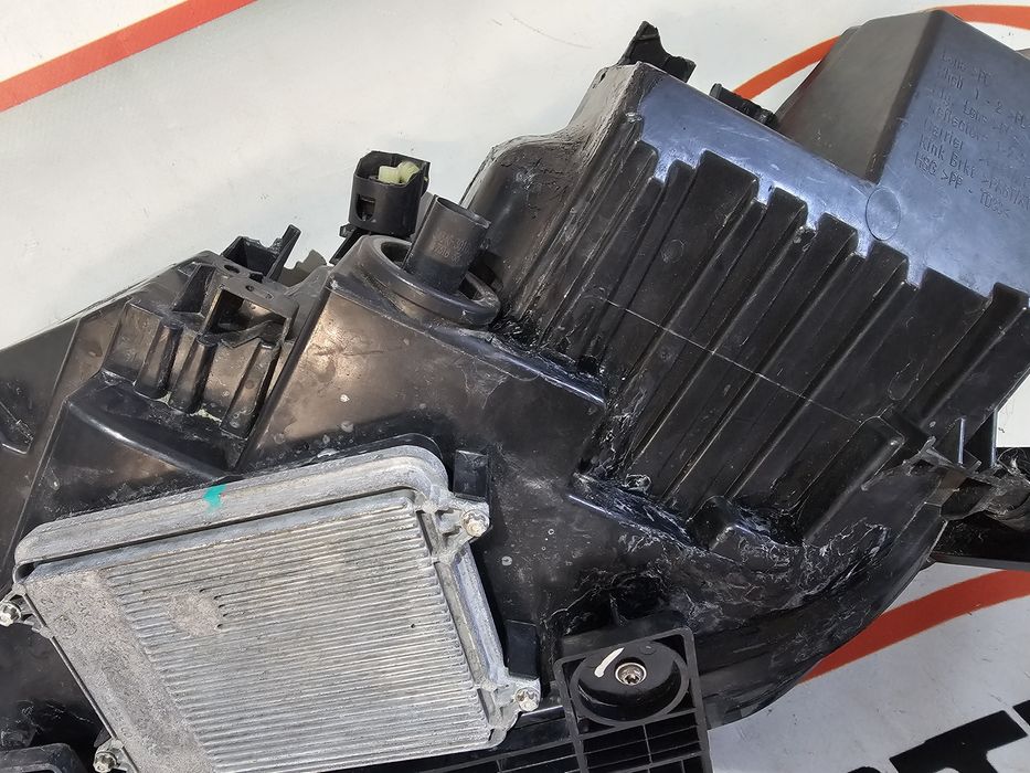 Far dreapta led Tesla Model X dupa 2015