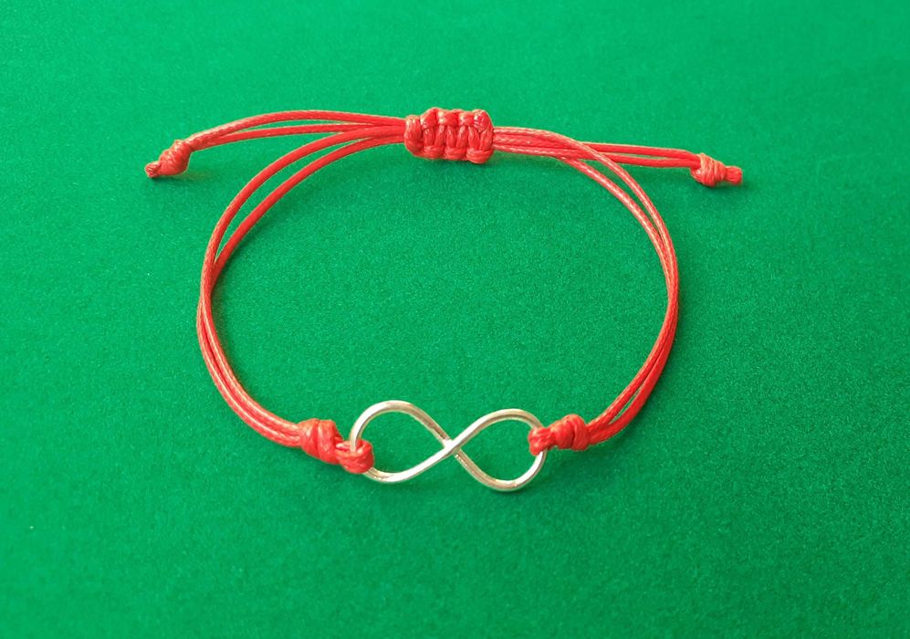 Гривна червен конец със сребро