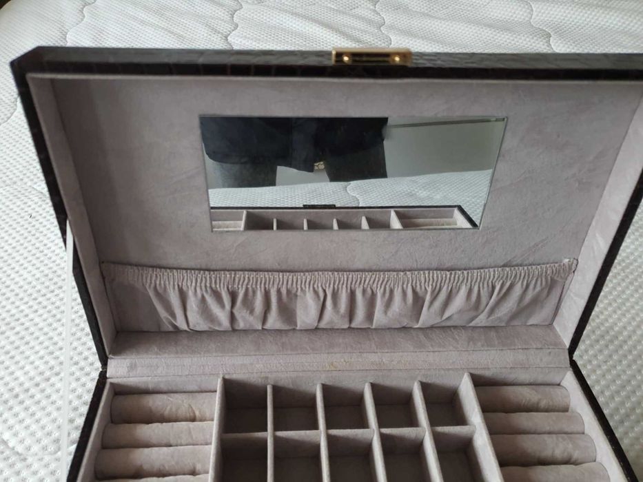 Кутия за бижута и часовници