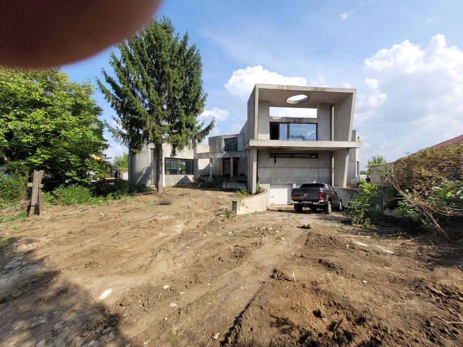 Vând vila cu piscina interioara la rosu cu 3000mp teren