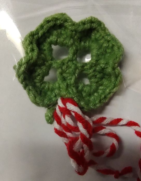 Плетени цветя на една кука,птичка с гнездо