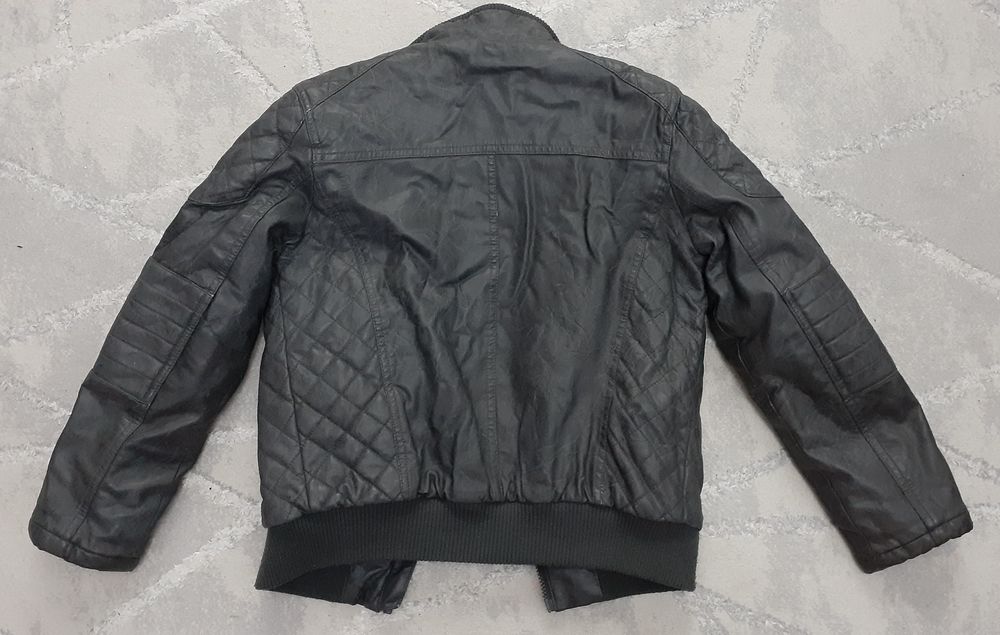 Продам кожаную куртку на мальчика.