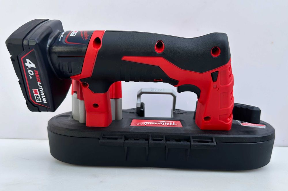 Milwaukee M12 BS - Нов акумулаторен лентов трион / банцинг 2х12V 4.0Ah