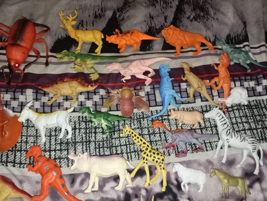 Продам наборы животных