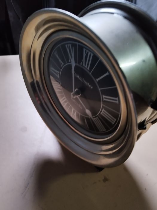 Ел.часовник с две лица