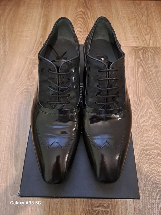 Vand pantofi noi, din piele naturală lacuită, pentru bărbați.