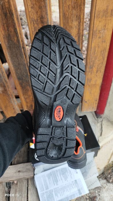 Bocanci de munca noi