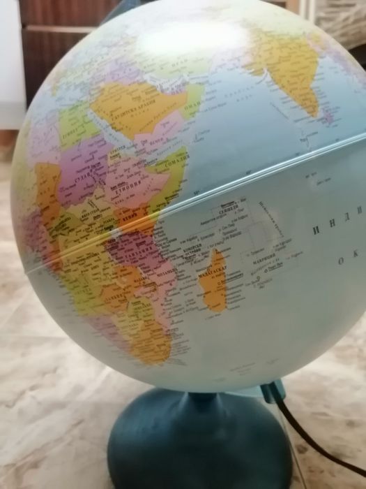 Светещ глобус 30см.Карти на Български