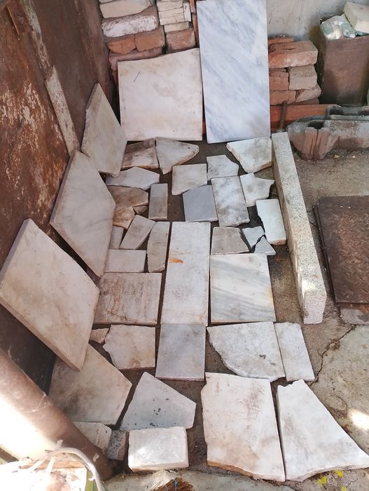 Стари инструменти - чукуве, клещи, пили,скоби, секачи, мрамор...