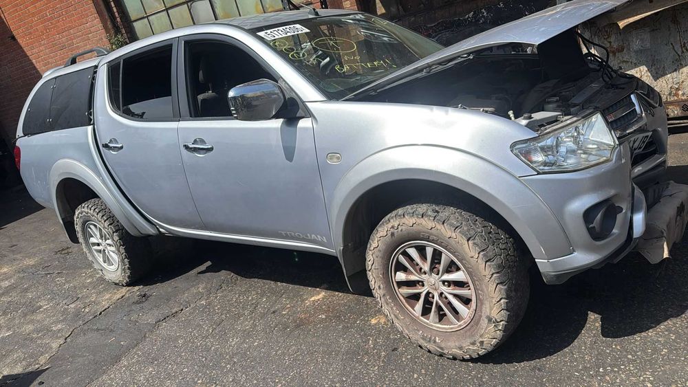 Dezmembrez Mitsubishi L200 2.5 Diesel 2007
