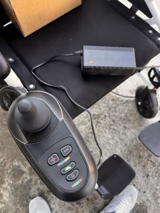 Scaun cu rotile electric dizabilitati