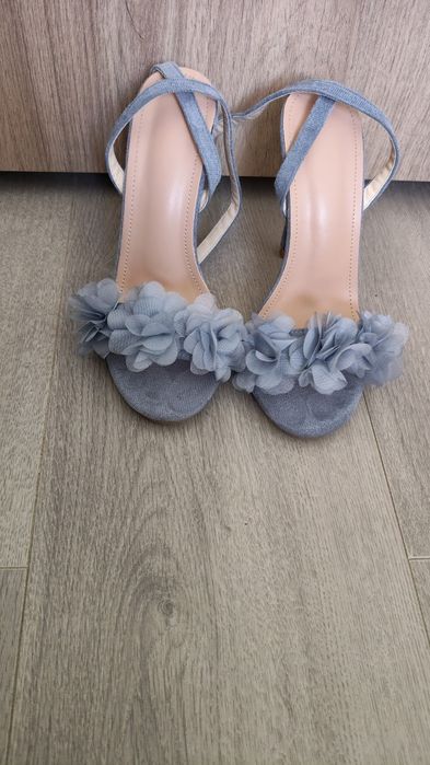 Sandale cu toc înalt