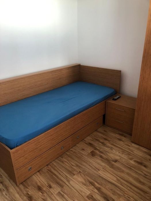 Inchiriez apartament 4 camere.