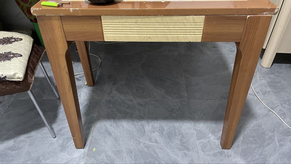 Куханный стол, в хорошем состоянии, 2 пары больших обеденных столов