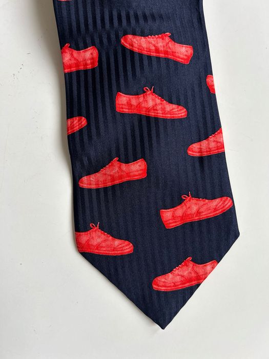 Boss silky tie авангардна вратовръзка с принт спортни обувки