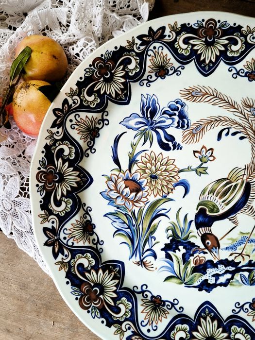 Чиния с флорални мотиви