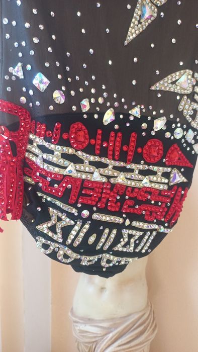 Продавам трико за художествена гимнастика