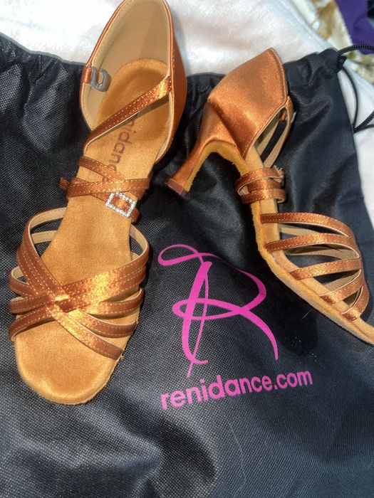 Обувки за латино танци