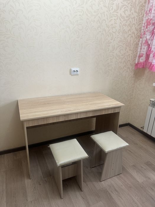 Стол и 3 табурета