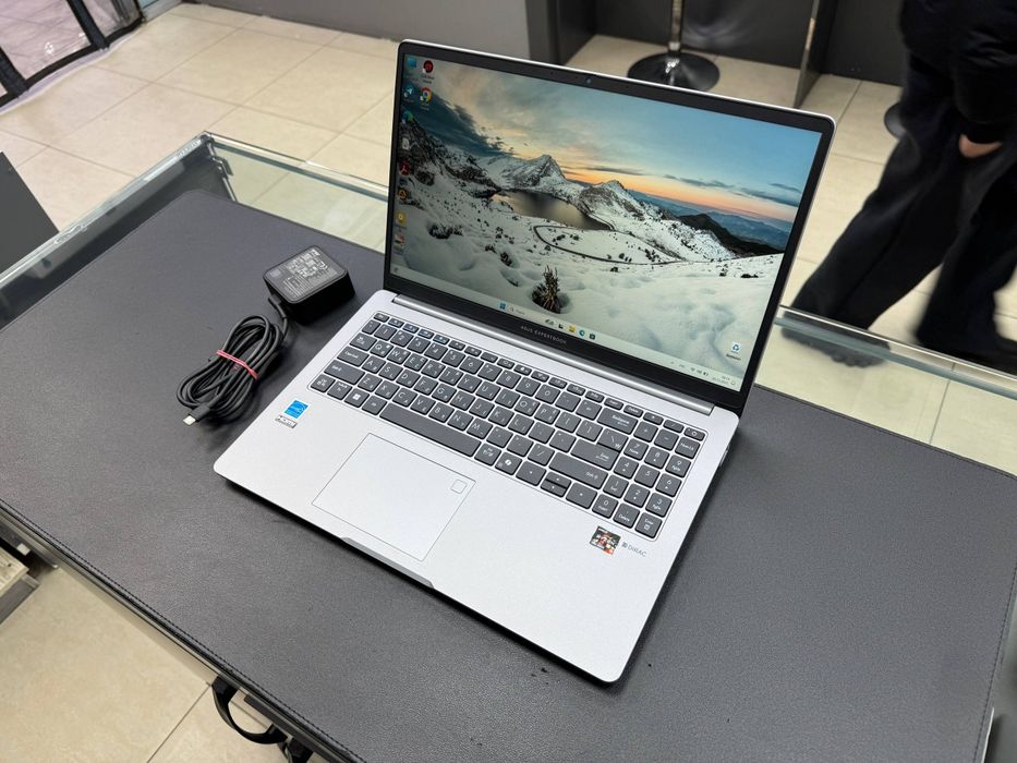 ASUS Expertbook yangidek