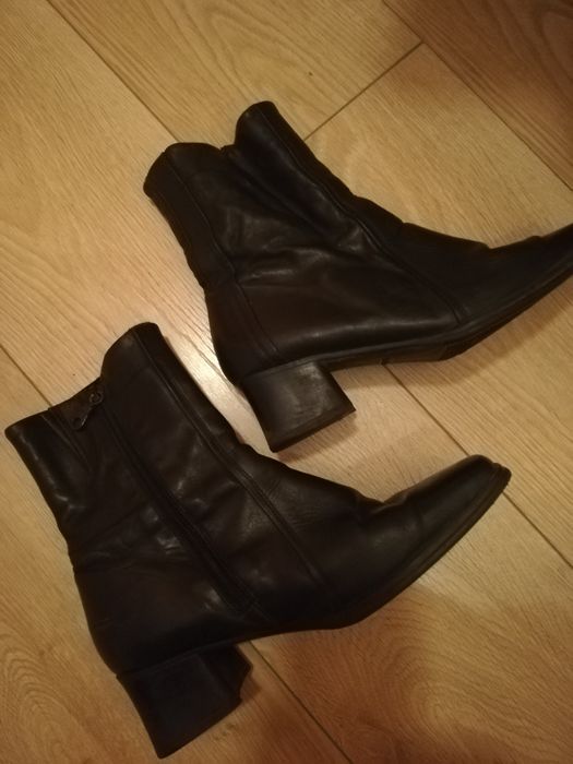 Продавам 3 чифта много запазени маркови ботуши и боти