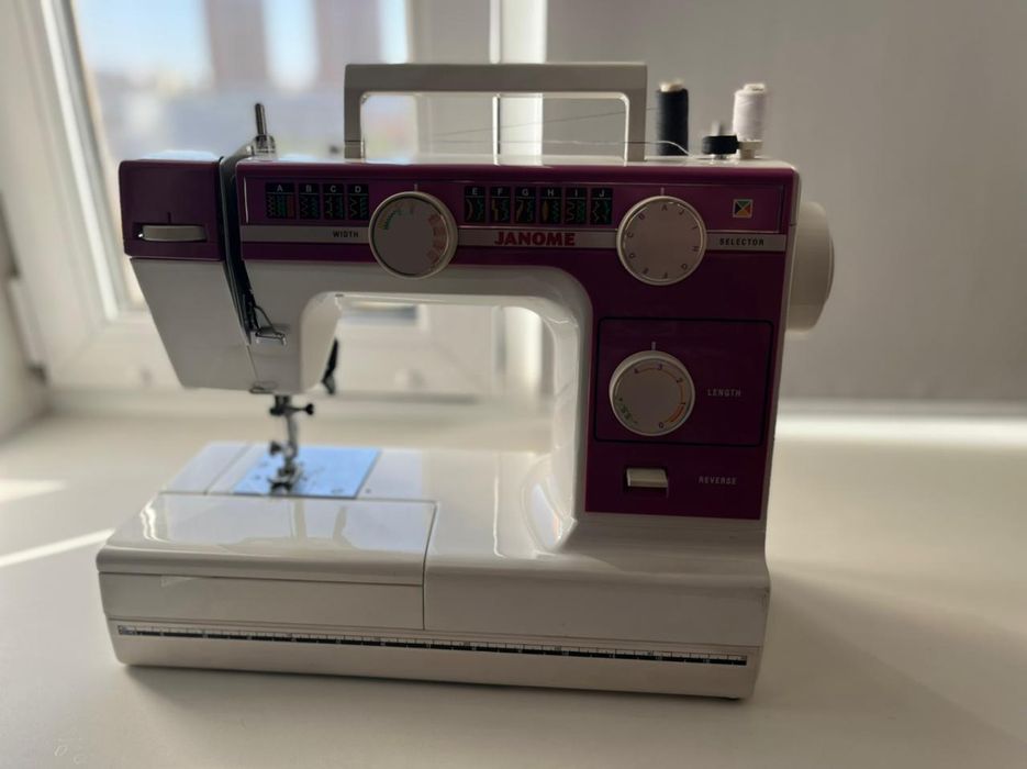 Продам швейную машинку