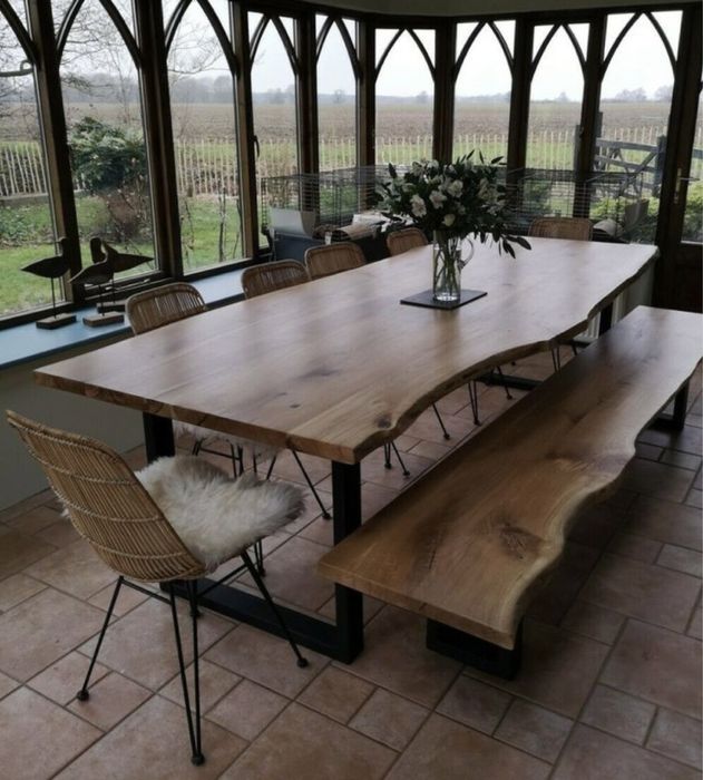 Дървена маса със смола