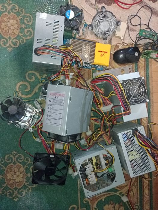 На запчасти. Материнки блоки. Не рабочее