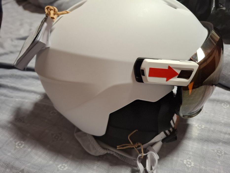 Каска за ски нова.