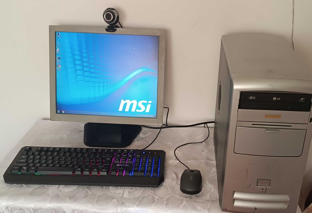Unitate PC funcțională + Monitor LCD, Webcam, Tastatură, Mouse