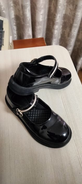 Продам детские туфли